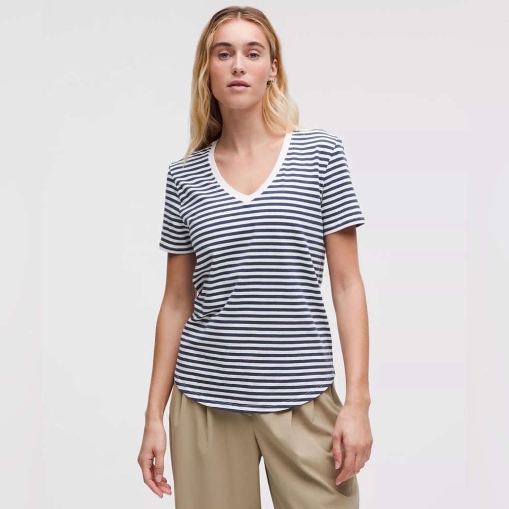 Lululemon | striped v neck | size 6-8